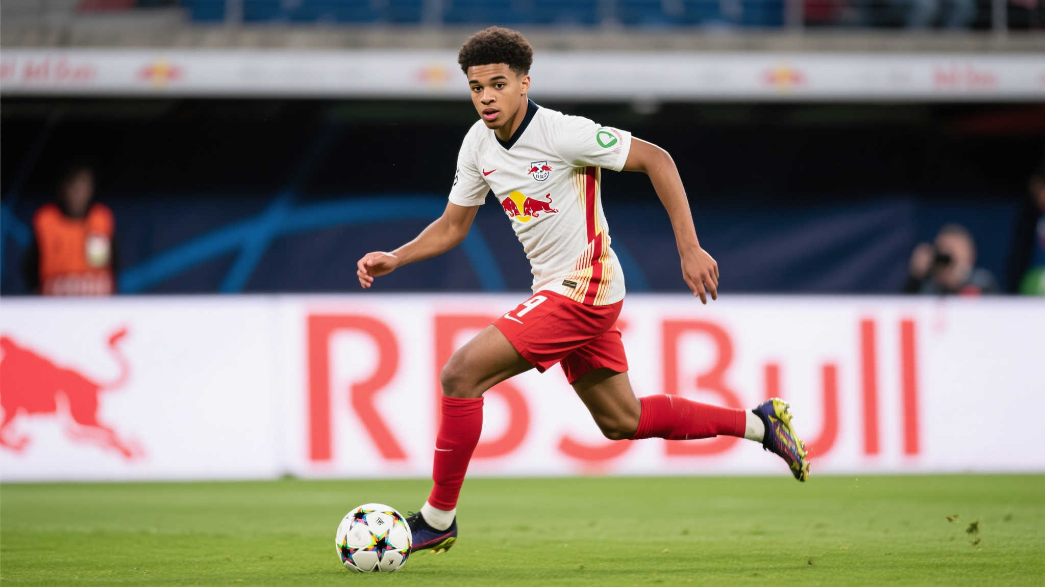 热刺与切尔西齐盯RB莱比锡中场西蒙斯,引两队争夺焦点 热刺与切尔西齐盯RB莱比锡中场西蒙斯,引两队争夺焦点