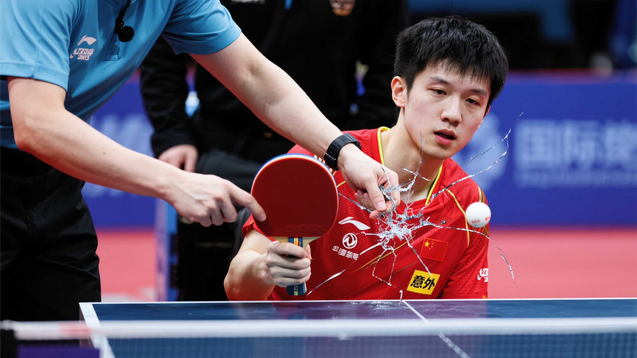 职业球员揭秘王楚钦球拍意外事件：裁判好奇心作祟，王皓球拍亦曾被拆